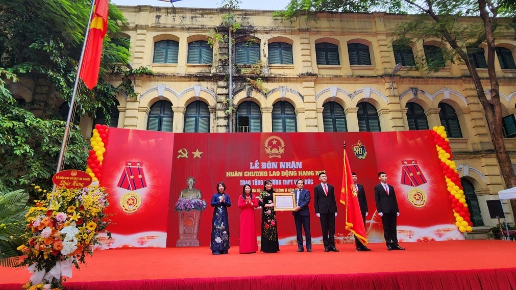 Trường THPT Việt Đức vinh dự đón nhận Huân chương lao động hạng Nhì