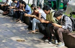 Ấn Độ: Cai nghiện điện thoại bằng cách tăng thuế đất