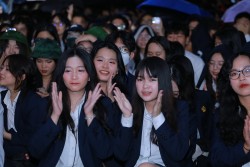 Teen Hà Nội đội mưa cổ vũ cho các ban nhạc