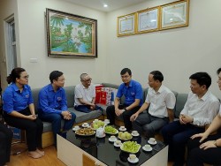 Thăm, tặng quà chiến sỹ Đinh Văn Dương