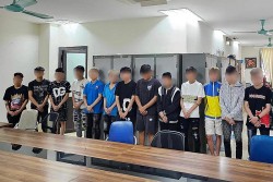 Khởi tố nhóm "quái xế" ném chai thuỷ tinh, gây thương tích cho người đi đường
