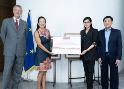 Ông Johnathan Hạnh Nguyễn đấu giá 3 bức tranh 2,4 tỷ đồng gây quỹ từ thiện