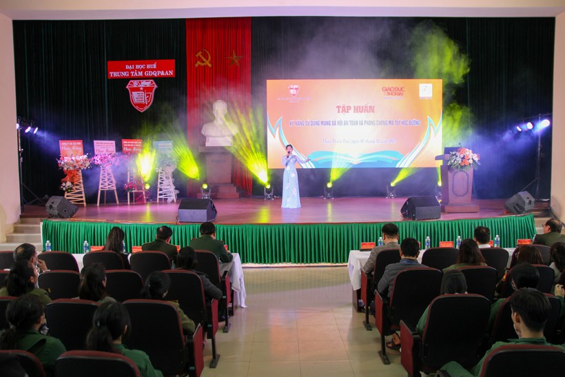 Tiết mục văn nghệ sôi nổi tại chương trình.