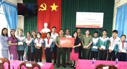 Tặng thẻ bảo hiểm y tế cho học sinh, lan tỏa yêu thương