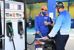 Giá xăng RON95-III vượt ngưỡng 24.200 đồng mỗi lít