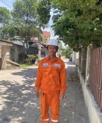Thợ điện EVNHANOI không quản ngại cứu người gặp nạn