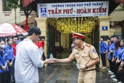 “Chiến sĩ áo vàng” tiếp lửa cho sĩ tử vượt vũ môn