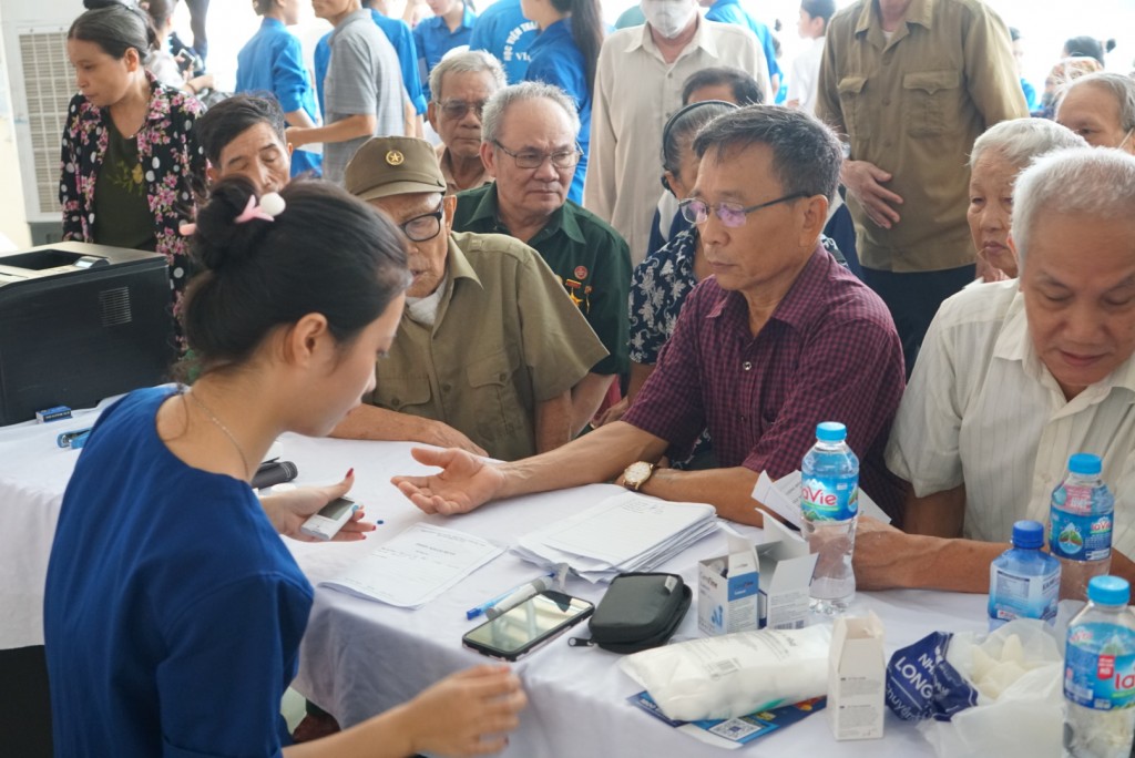 Có hàng trăm người dân đến thăm khám từ sáng sớm Có hàng trăm người dân đến thăm khám từ sáng sớm