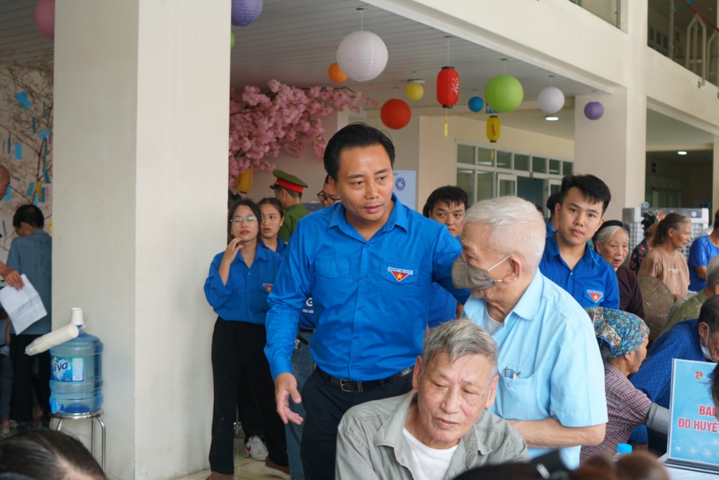 Xung kích, tình nguyện hỗ trợ, chăm lo sức khỏe người dân Xung kích, tình nguyện hỗ trợ, chăm lo sức khỏe người dân