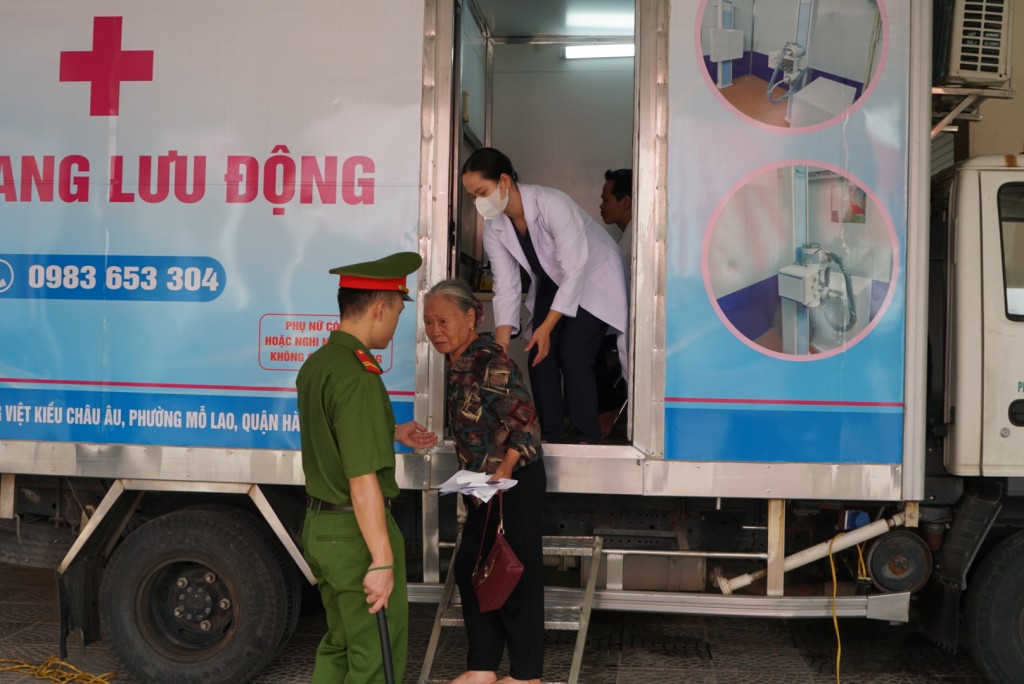 Sau khi khám bệnh miễn phí, ban tổ chức cũng Sau khi khám bệnh miễn phí, ban tổ chức cũng