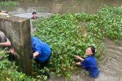 Đồng loạt vệ sinh môi trường, ổn định đời sống, phục hồi sản xuất