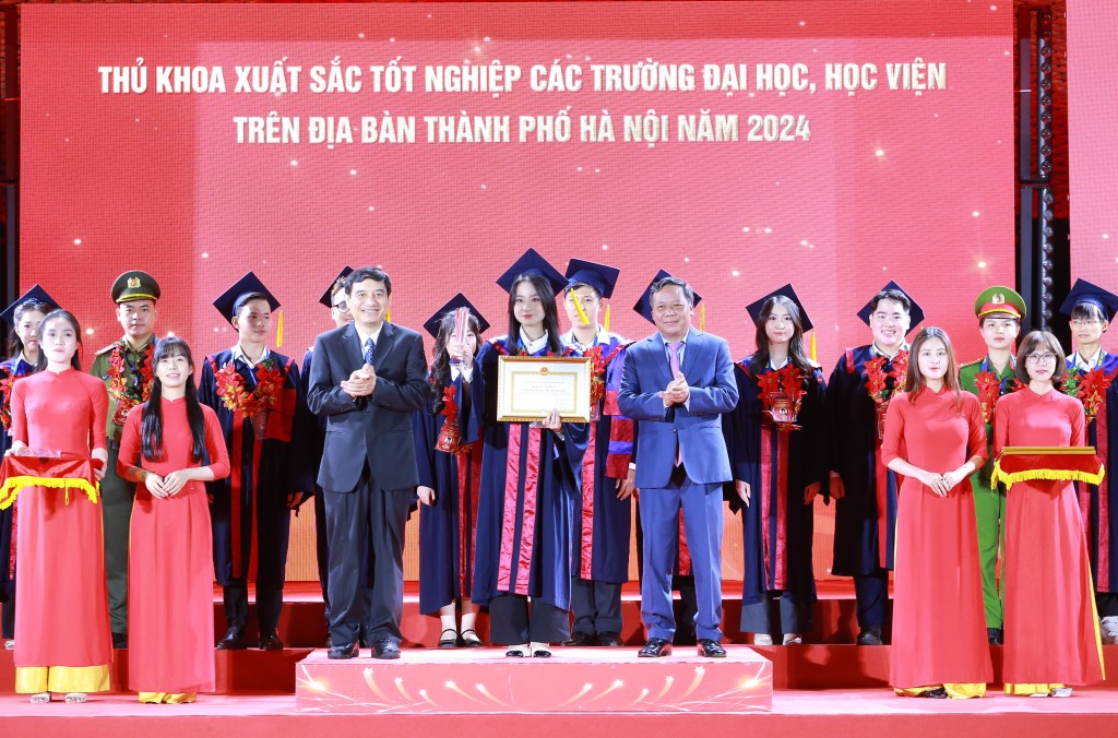 Toàn cảnh thủ khoa 2024