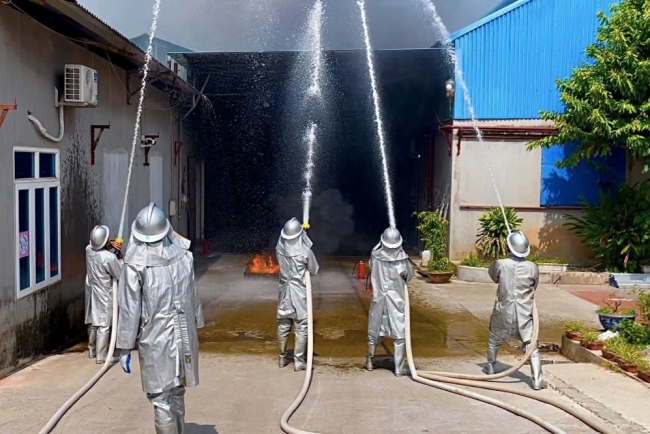 Diễn tập chữa cháy, cứu người mắc kẹt tại các nhà máy