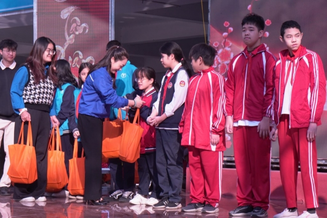 Tết ấm yêu thương dành tặng trẻ em hoàn cảnh khó khăn