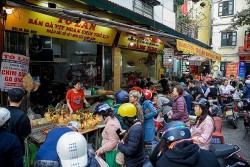 Mâm cỗ cúng bán sẵn "đắt khách" trong ngày 29 Tết Ất Tỵ