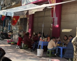 Mồng 2 Tết các hàng bún, phở đông kín khách