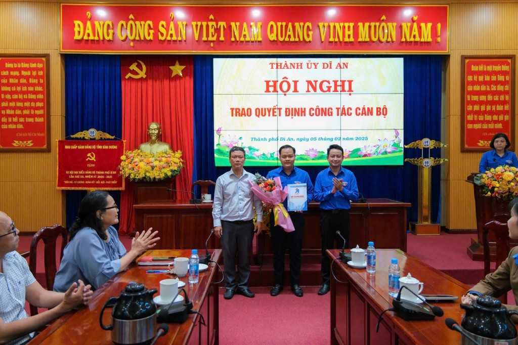 Đồng chí Lê Tuấn Anh – Phó Bí thư Thường trực Tỉnh Đoàn trao quyết định công nhận Bí thư Đoàn TNCS Hồ Chí Minh TP Dĩ An nhiệm kỳ 2022-2027 cho đồng chí Nguyễn Thanh Liêm.