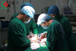 Bé trai vỡ tinh hoàn do chấn thương khi chơi đá bóng