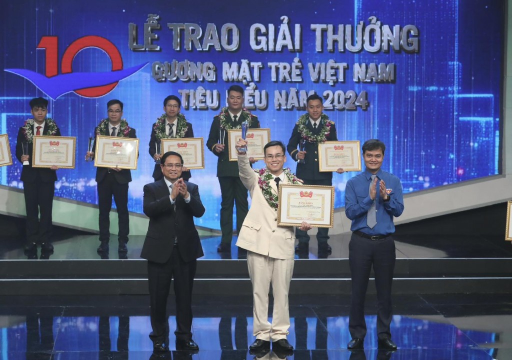 Tôn vinh những tấm gương truyền cảm hứng, khơi dậy khát vọng cống hiến