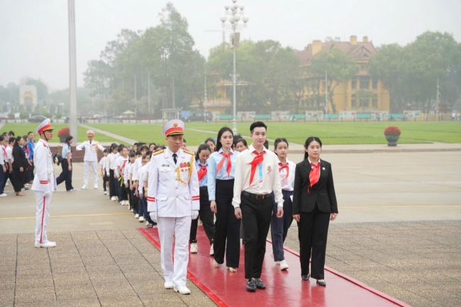 390 thiếu nhi tiêu biểu Thủ đô báo công dâng Bác