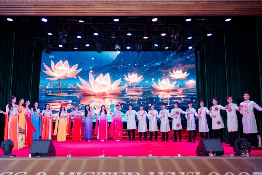 Các thí sinh trong phần thi trình diễn trang phục áo dài