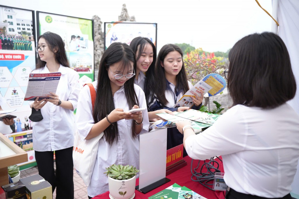 Gen Z thích thú mở “túi mù” khi đi nghe tư vấn tuyển sinh