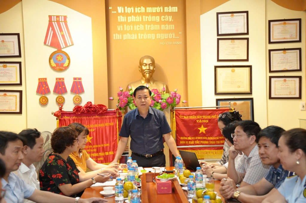 Kiểm tra đột xuất bếp ăn tập thể của Trường tiểu học Lê Ngọc Hân