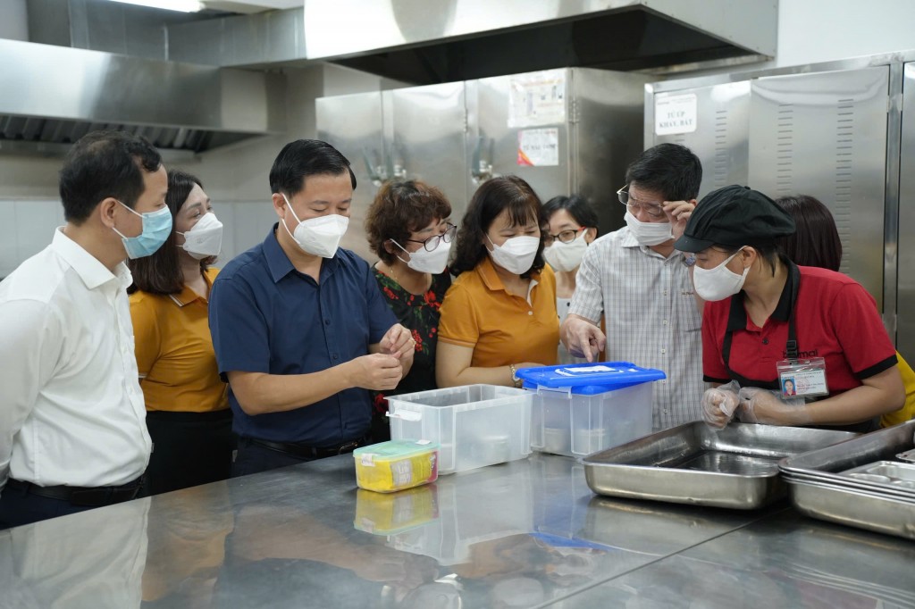 Kiểm tra đột xuất bếp ăn tập thể của Trường tiểu học Lê Ngọc Hân