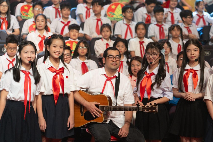 “Khăn quàng thắm vai em” - hành trình cảm xúc về tuổi thơ