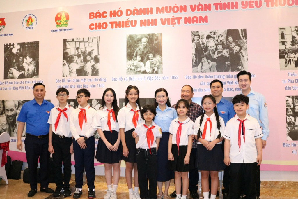 Đại biểu và các em thiếu nhi chụp ảnh lưu niệm tại triển lãm 