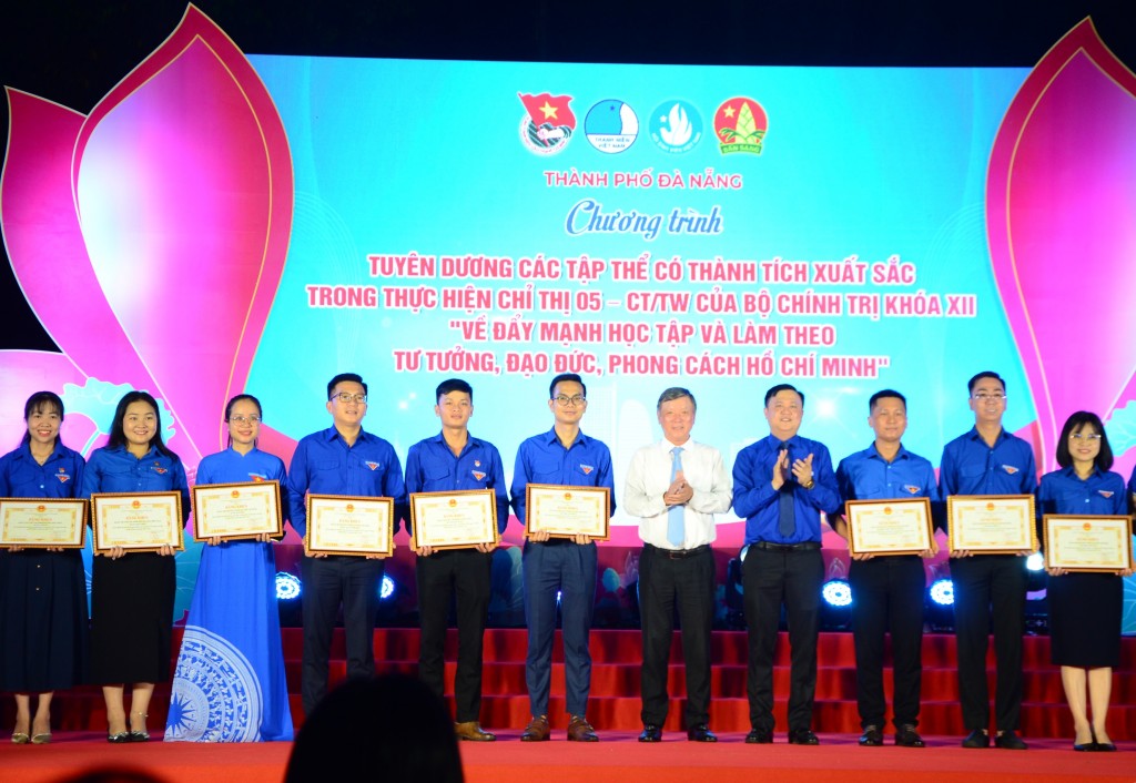 Tuyên dương 63 chi đoàn, thanh niên tiên tiến làm theo lời Bác