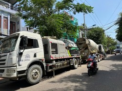Bình Định: Xe bê tông chiếm lòng đường khiến người dân bức xúc