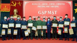 Trao giấy chứng nhận, tặng quà thanh niên nhập ngũ