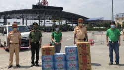 Đoàn Thanh niên Công an thành phố tặng quà 23 chốt kiểm soát dịch