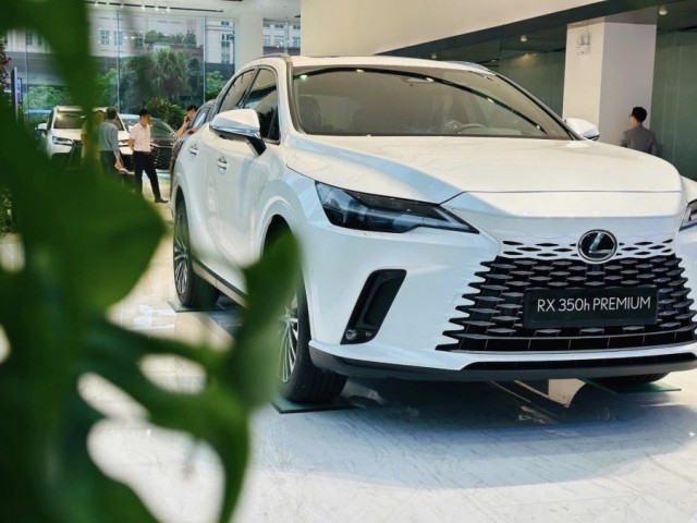 Cận cảnh Lexus RX 350h 2025 tại đại lý
