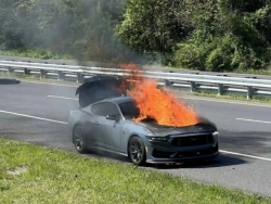 Xe Ford Mustang Dark Horse bị cháy khách được hoàn 100% tiền mua xe