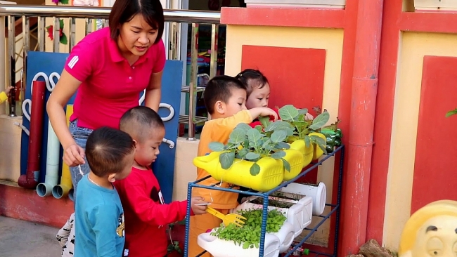 Tái chế rác thải nhựa thành đồ dùng học tập ở mầm non Yên Bái