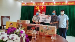 Tặng gần 1 nghìn thùng sản phẩm thiết yếu hỗ trợ các chốt chống dịch