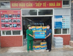 Trao tặng món quà sức khỏe tới tuyến đầu chống dịch tại Nghệ An