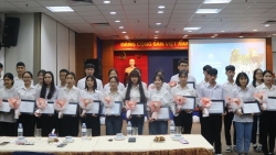 Quỹ học bổng Thắp sáng Niềm tin trao 90 suất học bổng tặng tân sinh viên xuất sắc 2022