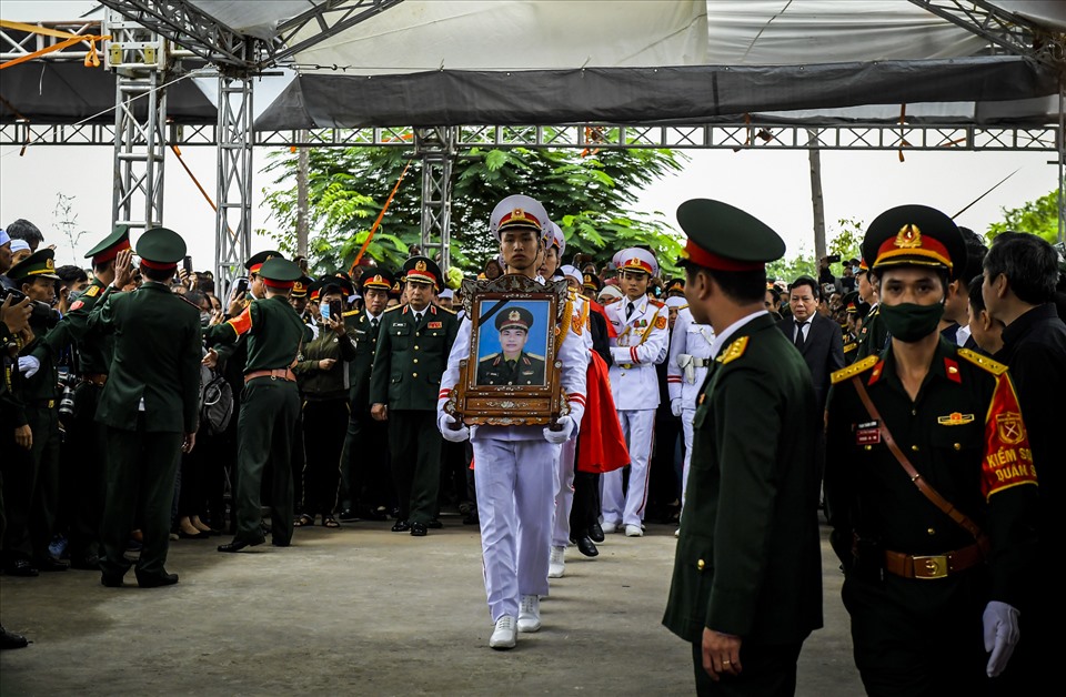 Thiếu tướng Nguyễn Hữu Hùng, sinh ngày: 26.7.1970 - Phó Cục trưởng Cục Cứu hộ, cứu nạn, Bộ Tổng Tham mưu. Nguyên quán: xã Sài Sơn, huyện Quốc Oai, TP. Hà Nội.