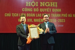 Đồng chí Nguyễn Phi Thường nhận Quyết định là Chủ tịch Liên đoàn Lao động thành phố Hà Nội
