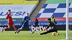 Hàng thủ thảm họa khiến Liverpool thua ngược Leicester City