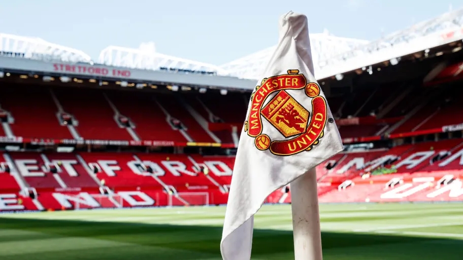 Premier League đón khán giả trở lại, Manchester United vẫn bị cấm