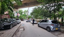 Hà Nội: Xe cộ, hàng quán “bức tử” ngõ nhỏ phường Thịnh Quang