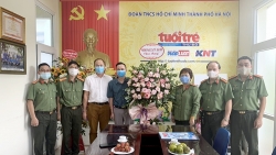 Đại diện Công an TP Hà Nội thăm và chúc mừng báo Tuổi trẻ Thủ đô