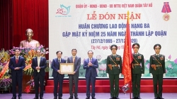 Quận Tây Hồ đón nhận Huân chương Lao động hạng Ba