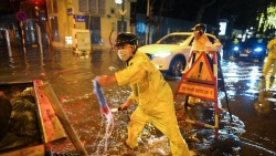 Những công nhân “áo vàng” thầm lặng chống ngập cho Hà Nội