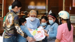 Tin tức giải trí mới nhất ngày 3/2: Ngân Anh cùng hoa hậu Phương Lê phát 10 tấn gạo từ thiện