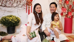 Tin tức giải trí mới nhất ngày 8/2: Chồng đại gia phụ giúp Phan Như Thảo gói bánh chưng